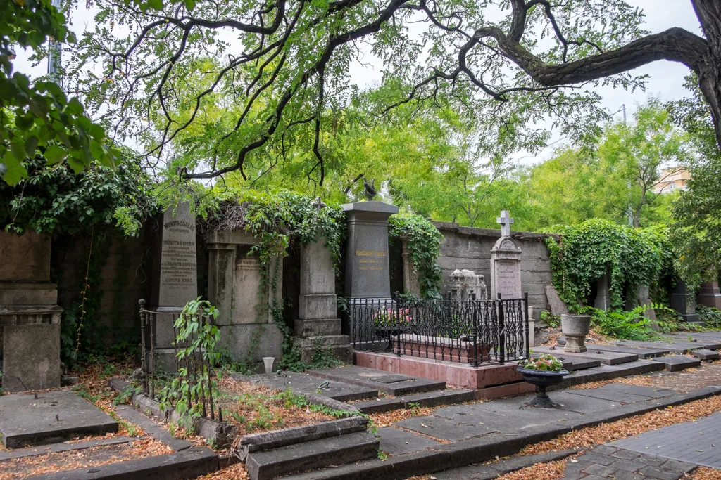 A Fiumei úti sírkert, más néven a Kerepesi úti temető 1849-ben nyílt meg, és már az 1870-es években dísztemetővé nyilvánították. 