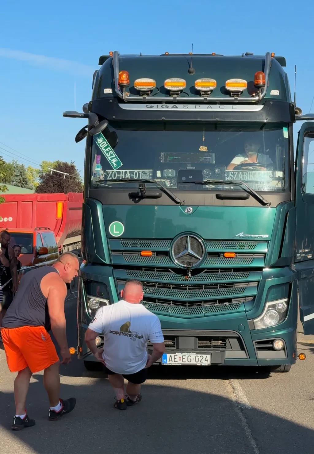 Hat kamiont húzott el Popey. Ez volt a 65. világrekordja