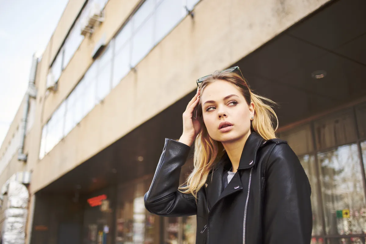 A horoszkópja alapján öltözködő fiatal lány