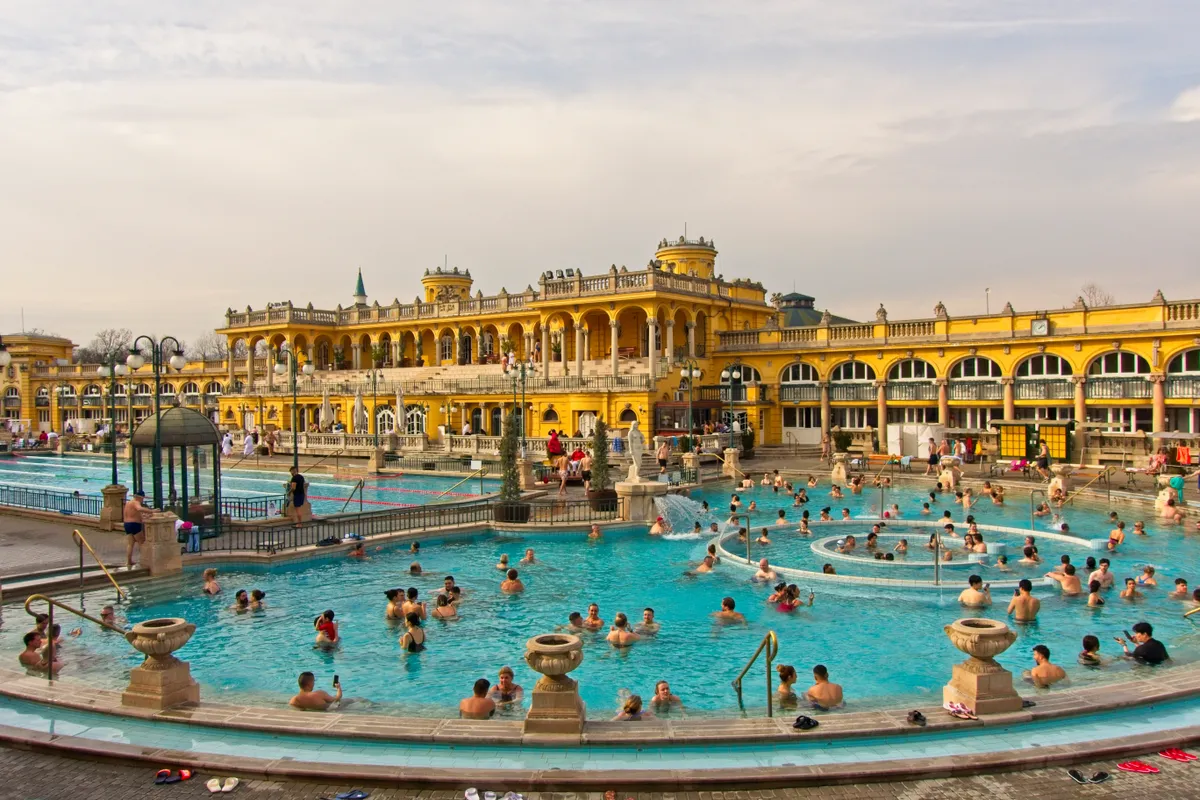 A szabadtéri gyógyfürdők között híres a Széchenyi Gyógyfürdő