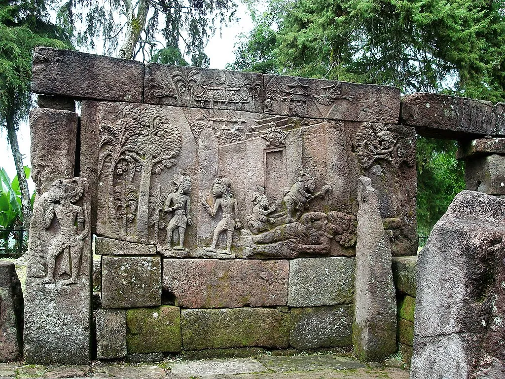 domborművek a jávai Sukuh templomból