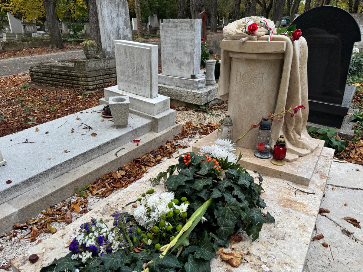 Hofi Géza (1936-2002) sírja a Farkasréti temetőben