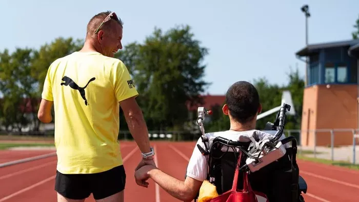 A maraton hősei: fél kézzel vitte célba mozgássérült társát Boronkay Péter