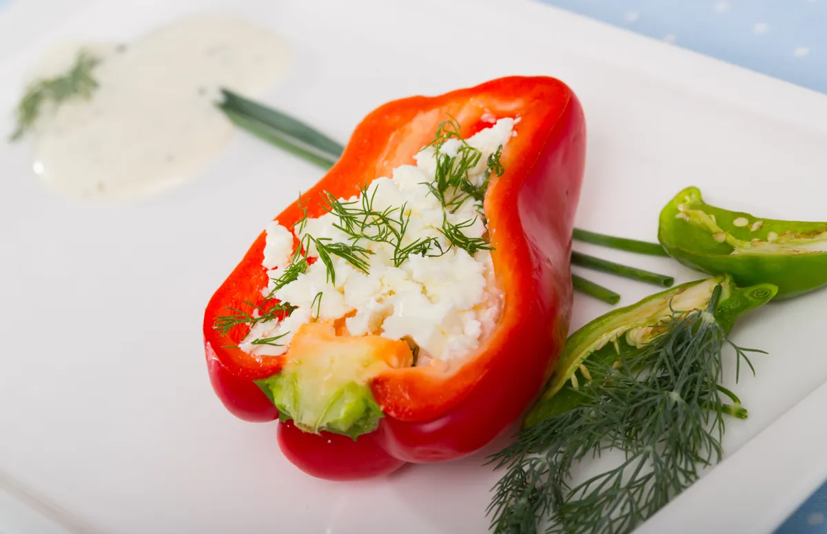 Karácsonyi recept alapján készített sajtos-brokkolis mini paprika csónak.