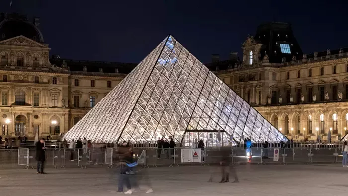 Hatalmas erőkkel vonult a rendőrség a Louvre-hoz: ékszert loptak a múzeumból