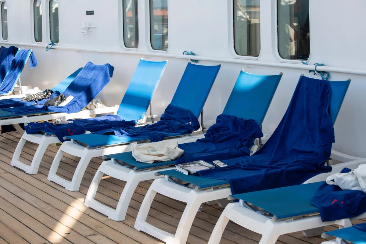 hajóutak etikettje: érinti a napozóágyakon hagyott foglaló törölközőket is