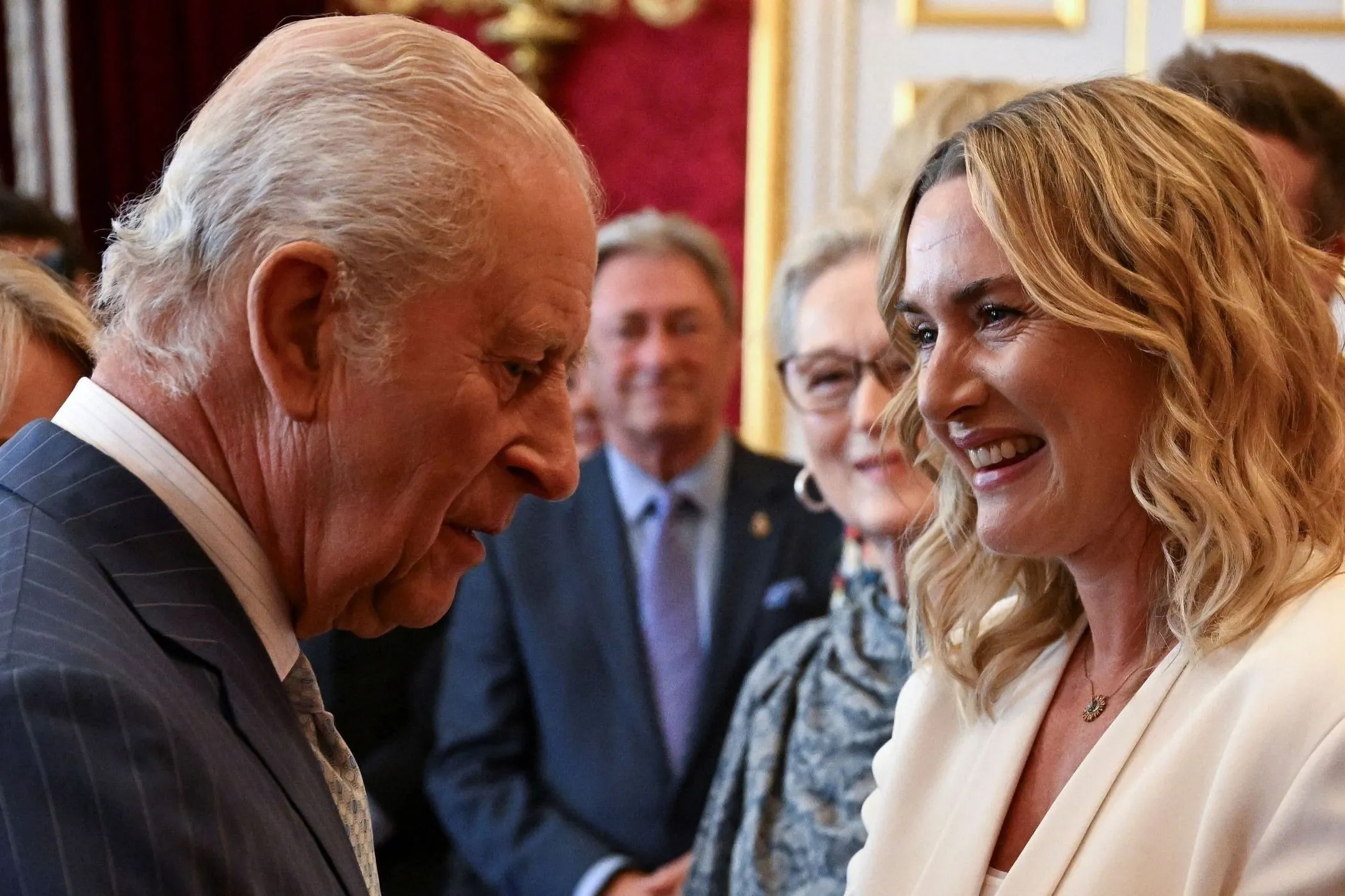 Kate Winslet nagyot bakizott III. Károly király előtt