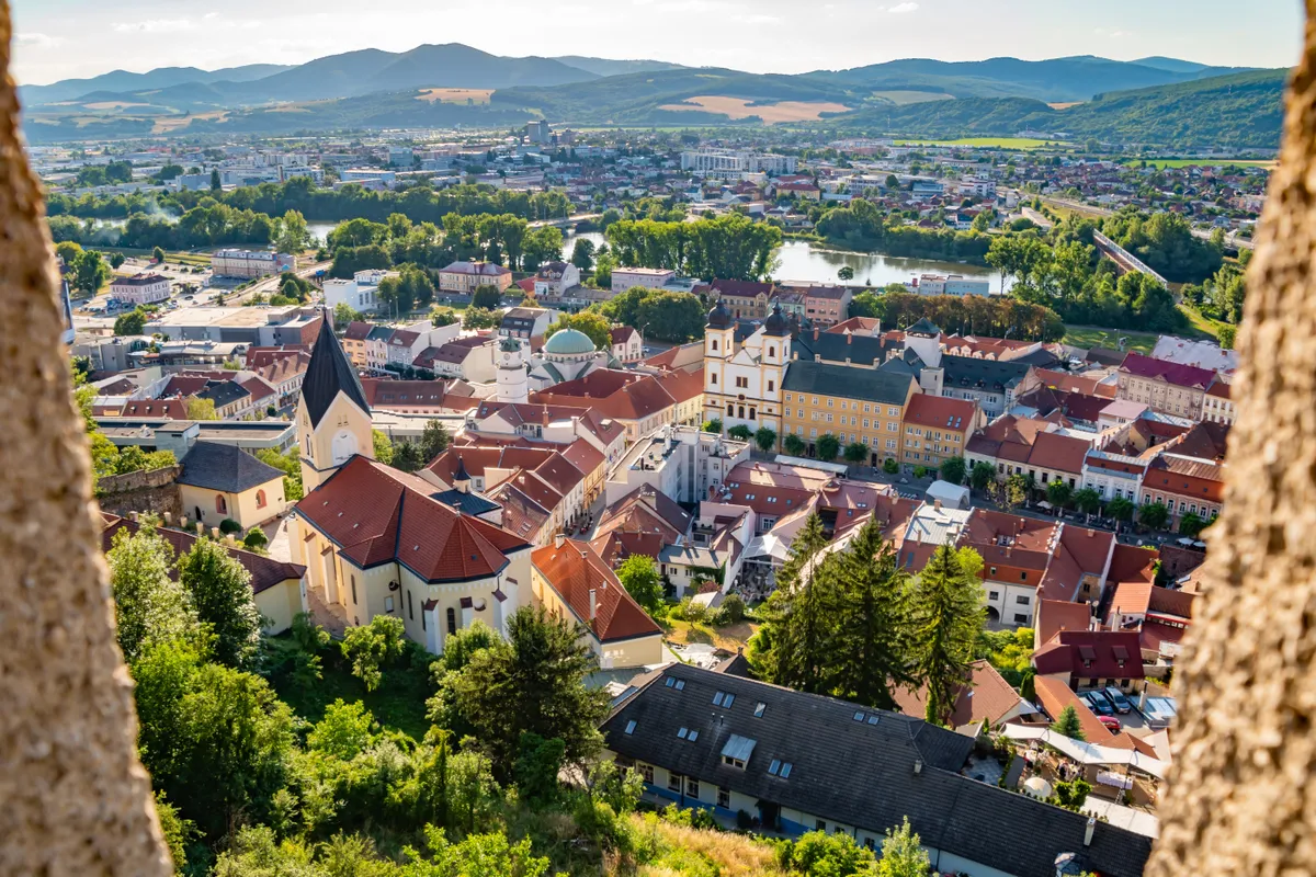 kilátás Trencsénre a trencséni várból