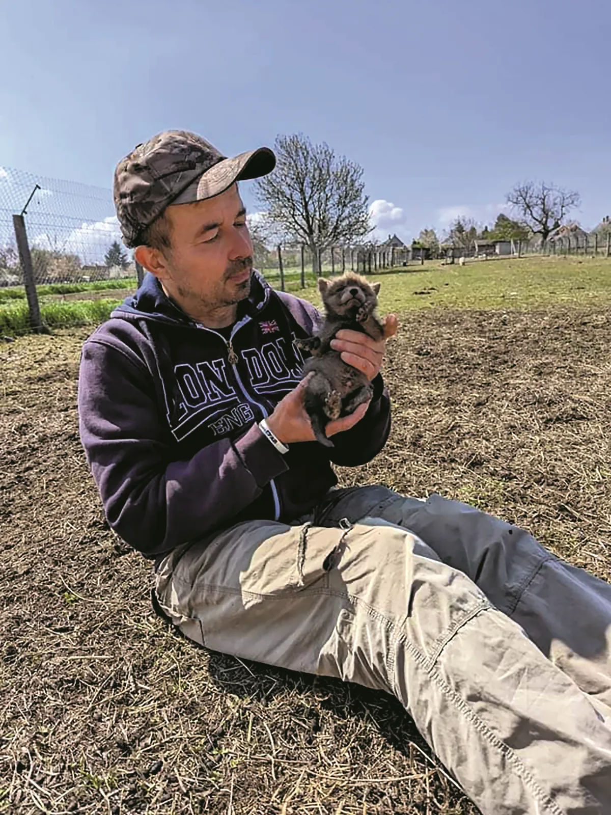 Kurunczi Norbert egy kisrókával állatmentés után