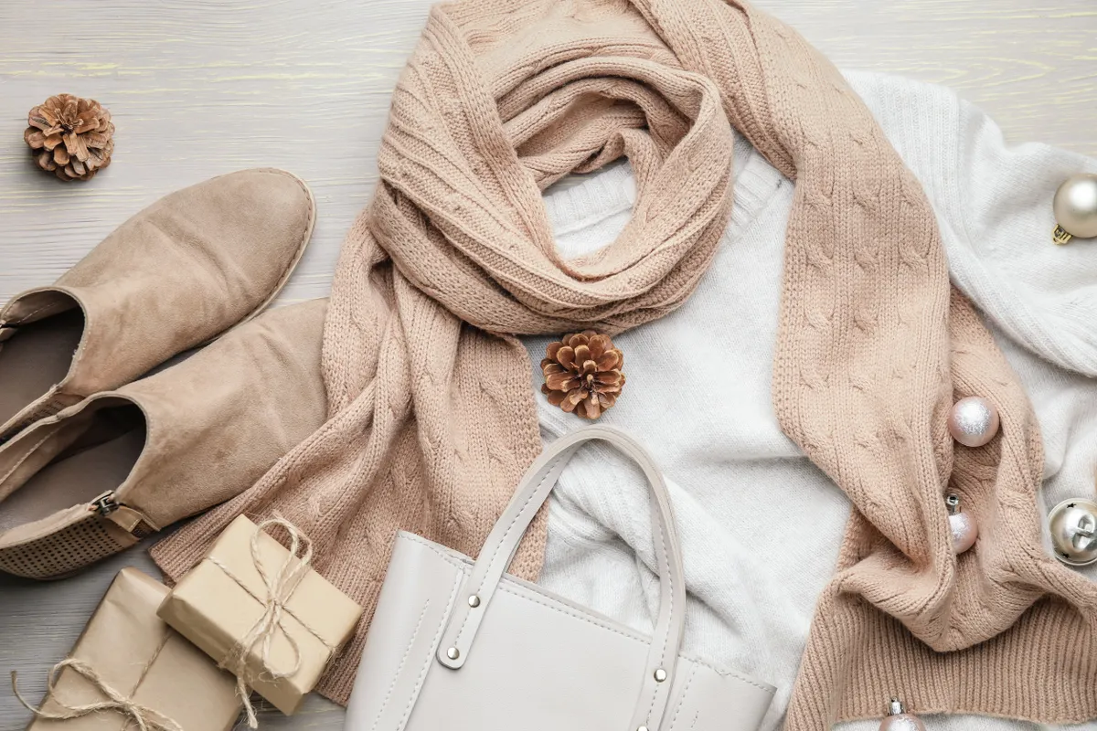 Az old money stílushoz illő bézs és krém színű kiegészítők