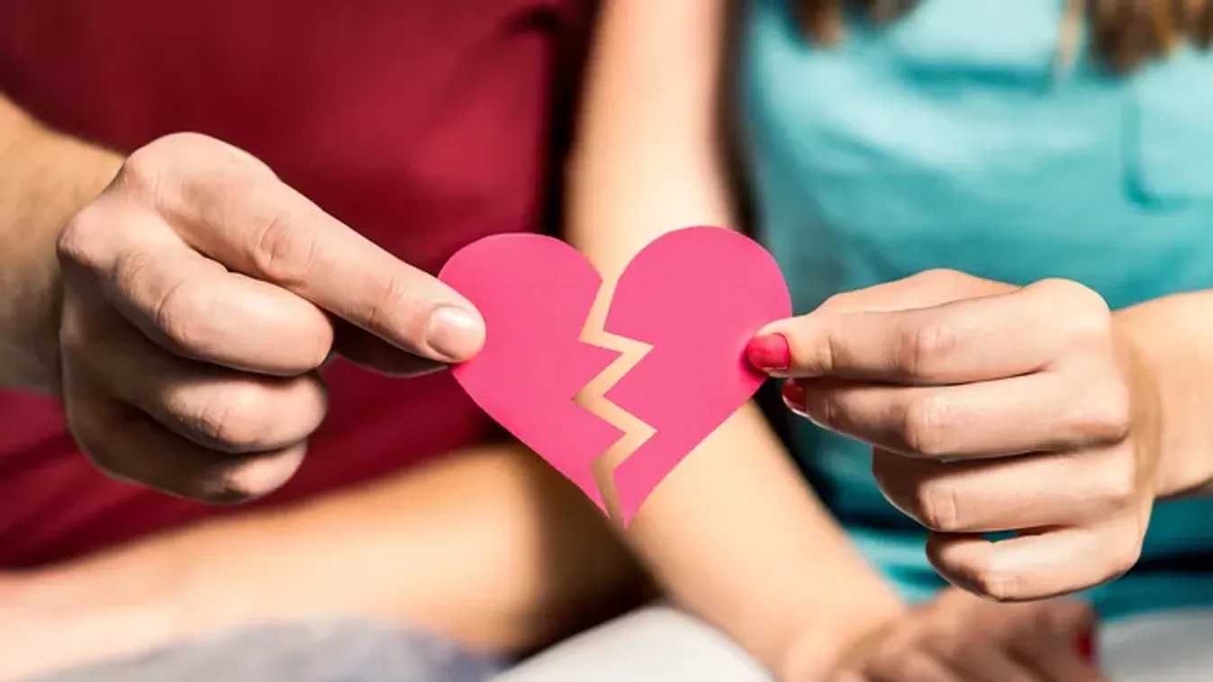 Megrázó bejelentés: a sármos műsorvezető szakított, 7 év után ért véget házassága