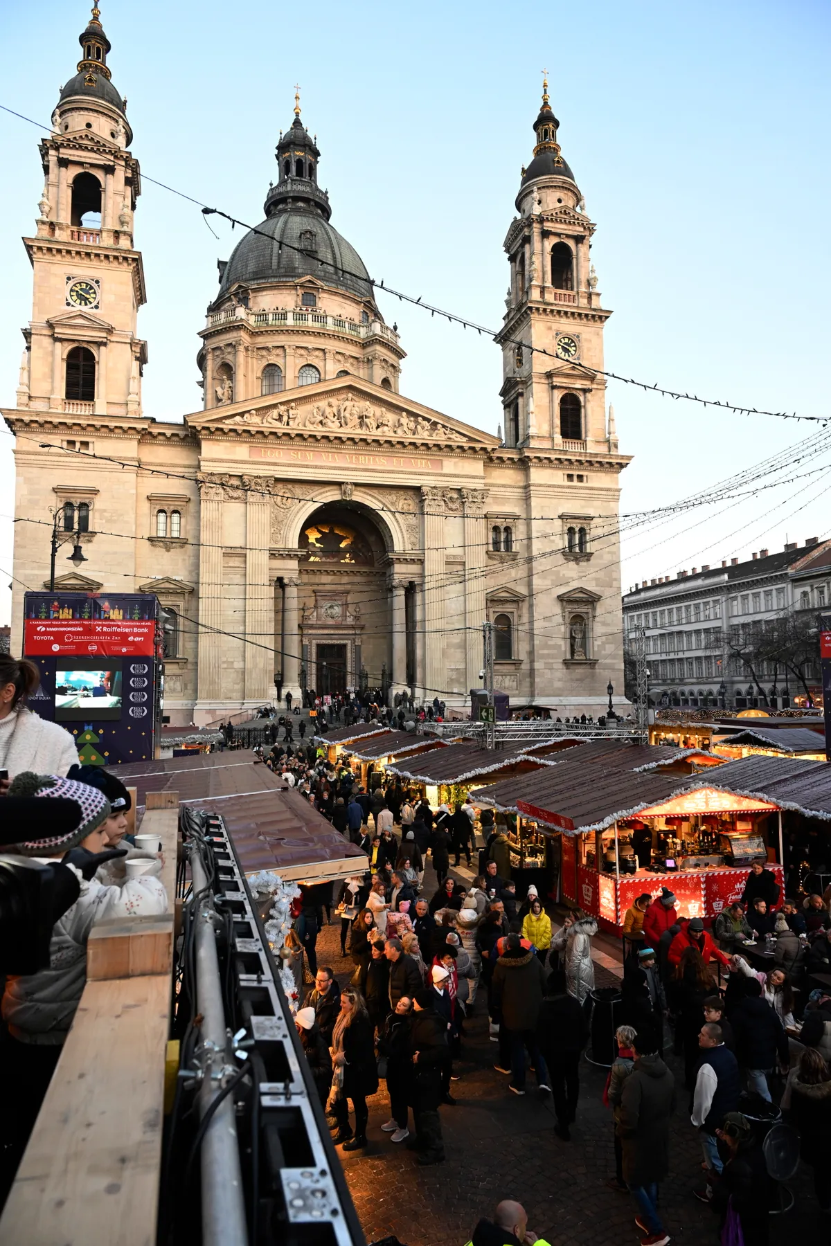 Budapest egyik kedvelt karácsonyi vására az Adven Bazilika