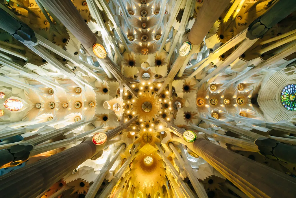 A Sagrada Familia építése 1882-ben kezdődött, de a tervek bonyolultsága okán máig nem készült el teljesen A tervek szerint jövőre, 2026-ra fognak elkészülni az épülettel. Stílusát tekintve az organikus építészethez sorolják, de szecessziós és kubista jegyeket is felvonultat.