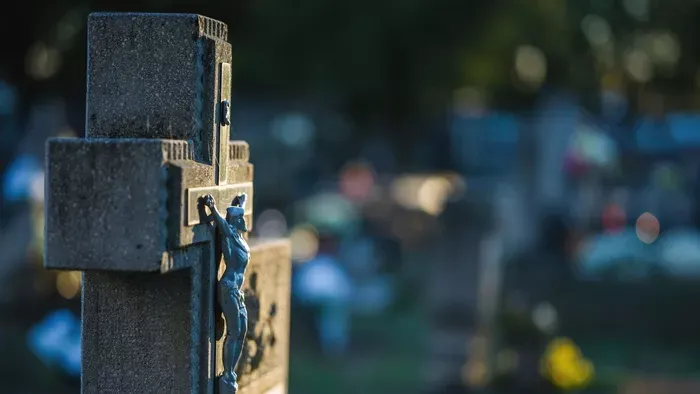 A síron túlról kapott lányától ajándékot a gyászoló anya