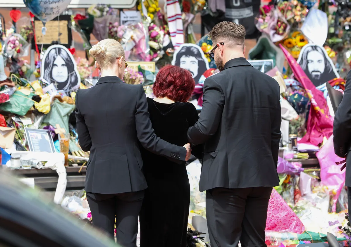 Ozzy Osbourne gyerekei támaszt nyújtanak édesanyjuknak