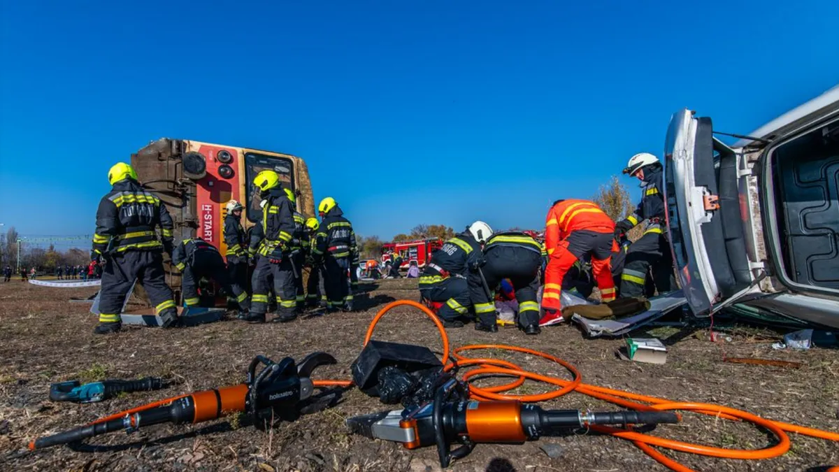 Közel 120 tűzoltó, rendőr és mentő érkezett a vasúti tragédia helyszínére Békéscsaba mellé