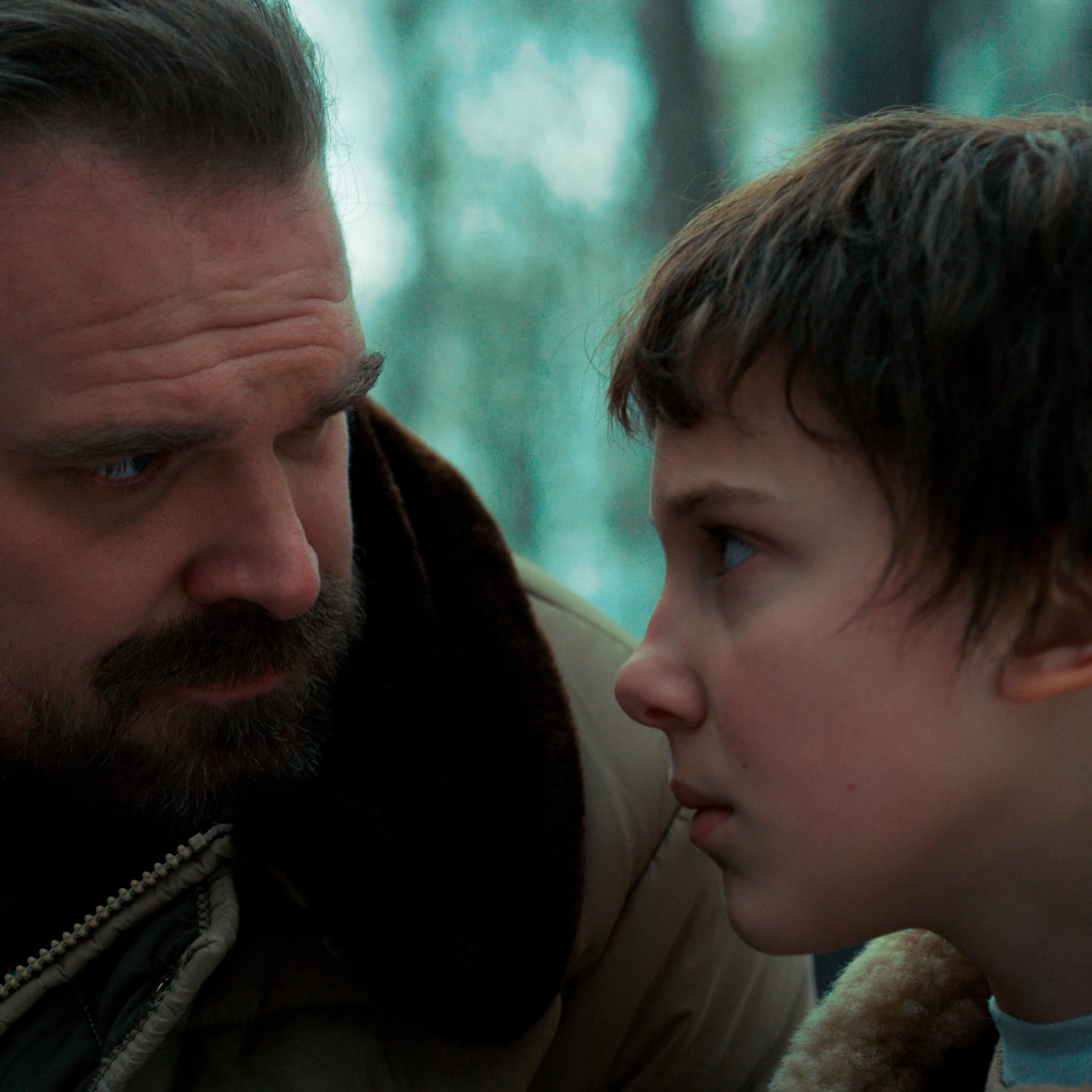 Millie Bobby Brown és David Harbour kapcsolata a kezdetektől a zaklatási botrányig