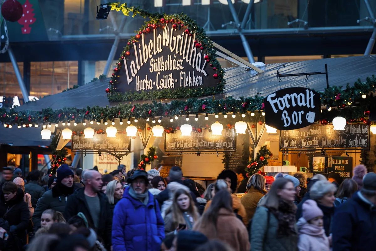 A karácsonyi vásárok központi elemei az ételt, italt árusító standok