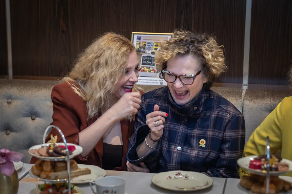 20251125 Budapest 
A Naptárlányok című színdarab sajtótájékoztatója 
A képen: Peller Anna és Lévay Viktória 
fotó: Gábor Zoltán (GZ) 
MW Bulvár