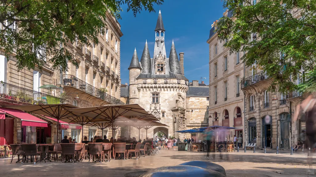 A robosztus Porte Cailhau kapu környékén számos étterem, kávézó működik. 