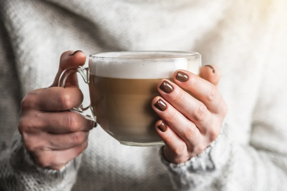Legtrendibb őszi körmök: latte stílusú manikűr