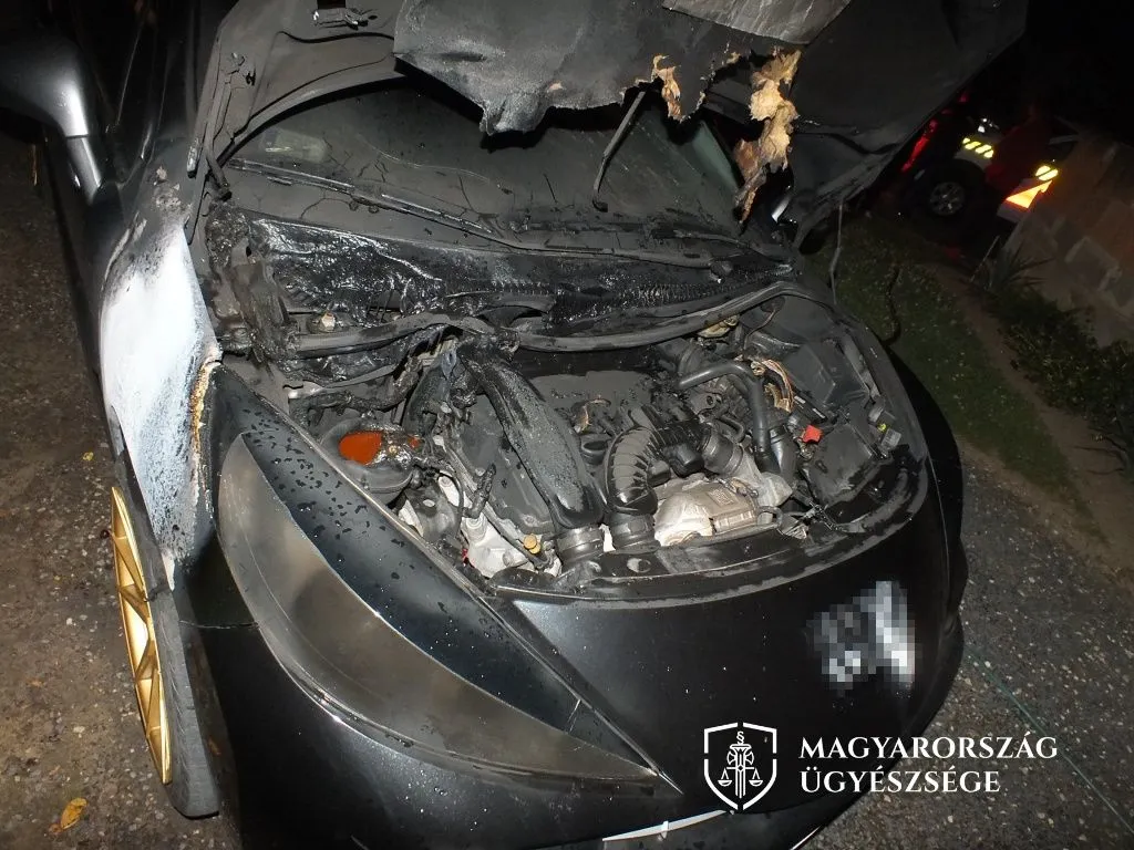 Felgyújtotta fia autóját a balatoni apuka
