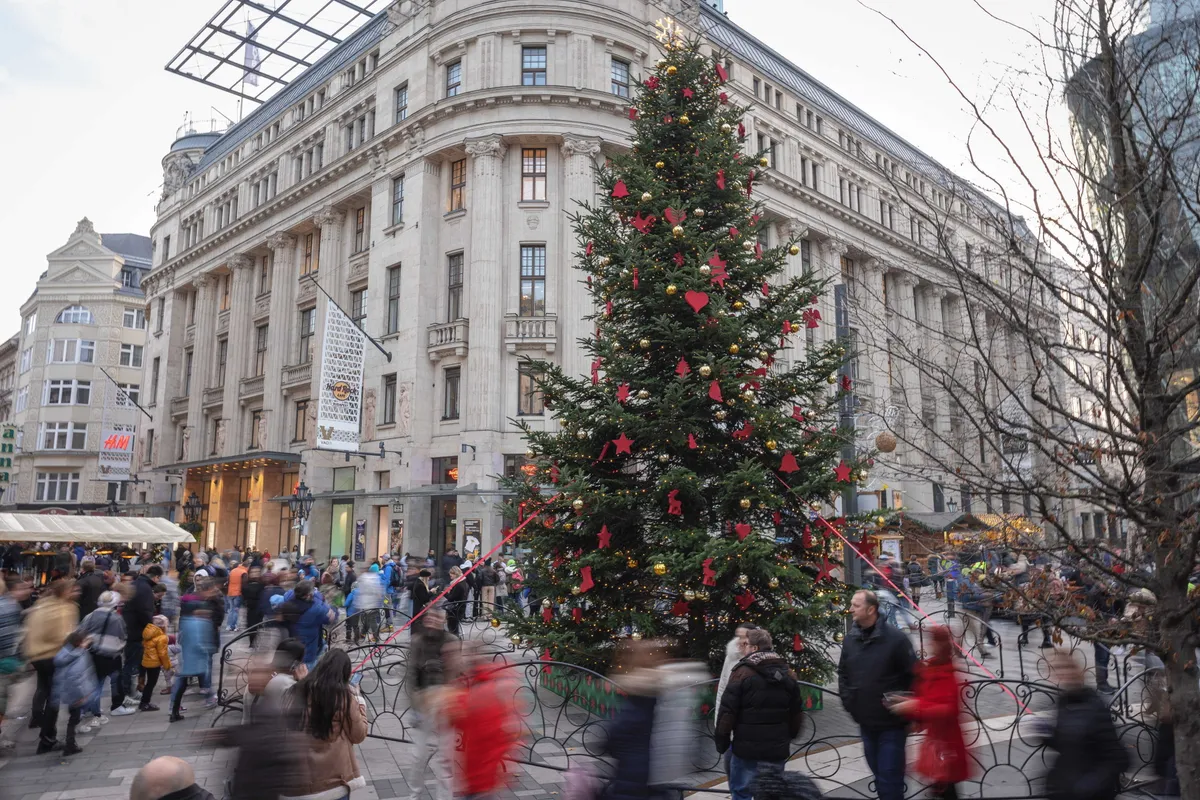 A Vörösmarty Classic Xmas már felállított karácsonyfával vár