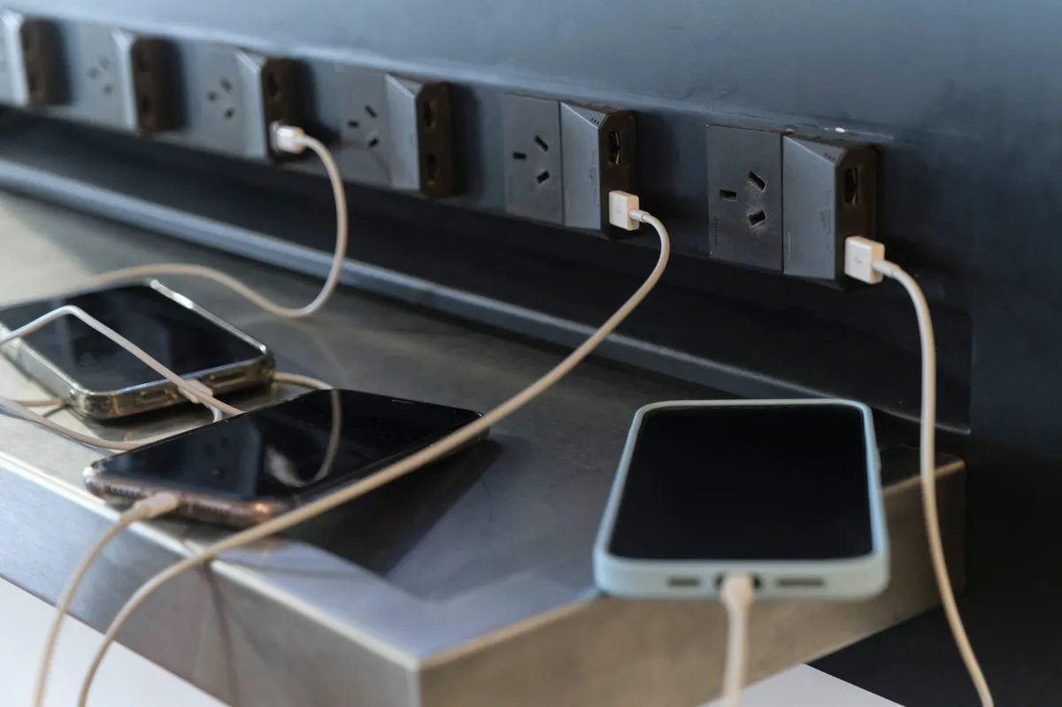 telefonok töltése, amelyek egy új reptéri szabályozás szerint fontosak