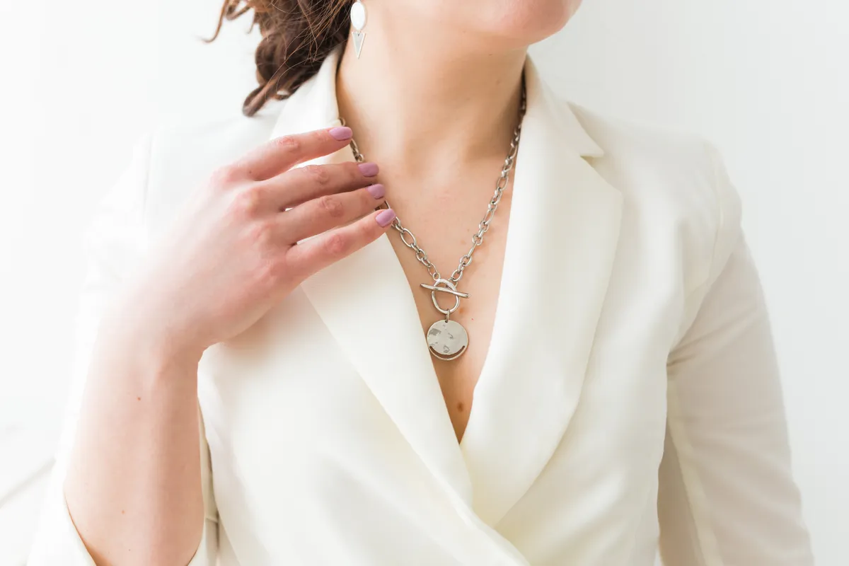 V-nyakú blúz toka eltüntetése érdekében