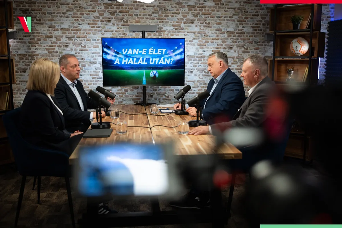 Orbán Viktor miniszterelnök és Hajdú B. István, az M4 Sport kommentátora