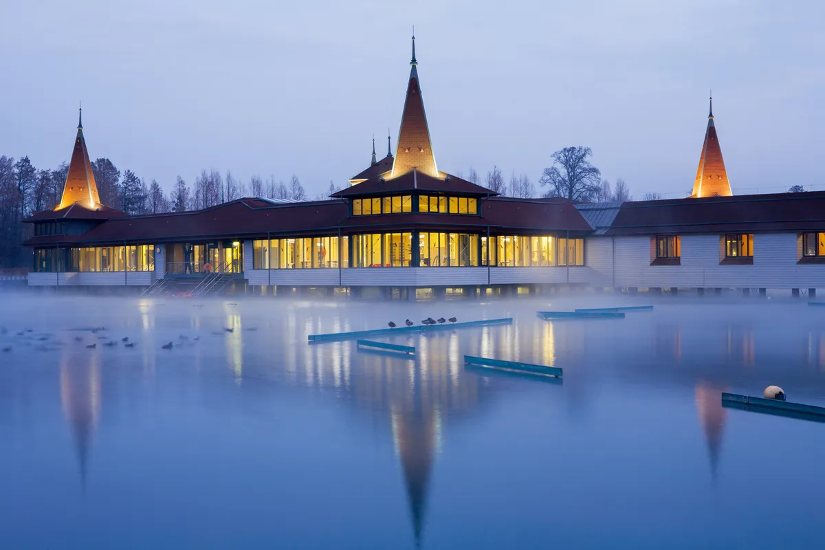 Hévízi gyógyfürdő medencéje