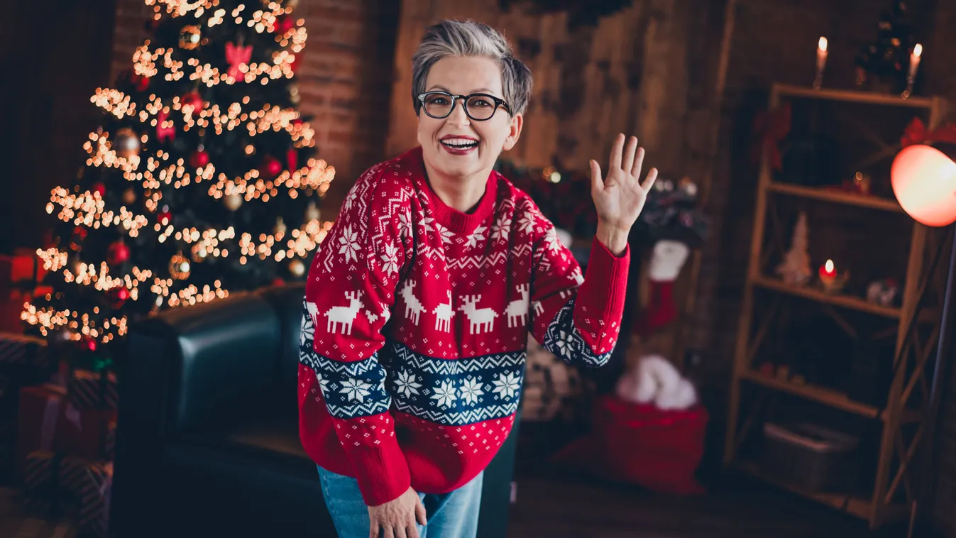 Szemüveg nő karácsonyi divatos pulóverben.