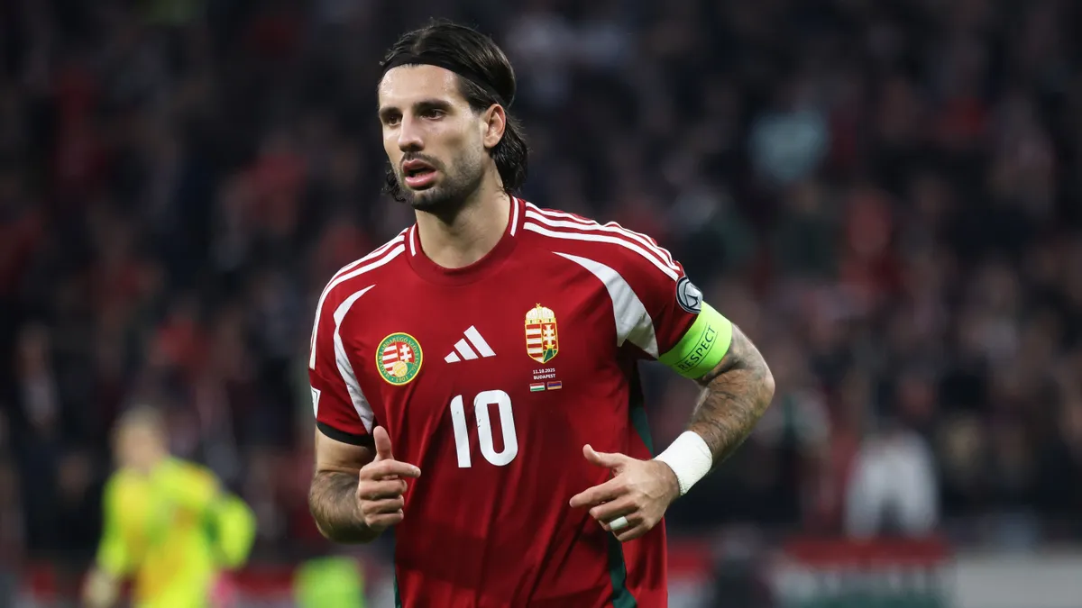 Szoboszlai Dominik kislányát is elrejtette az utazótáskájában