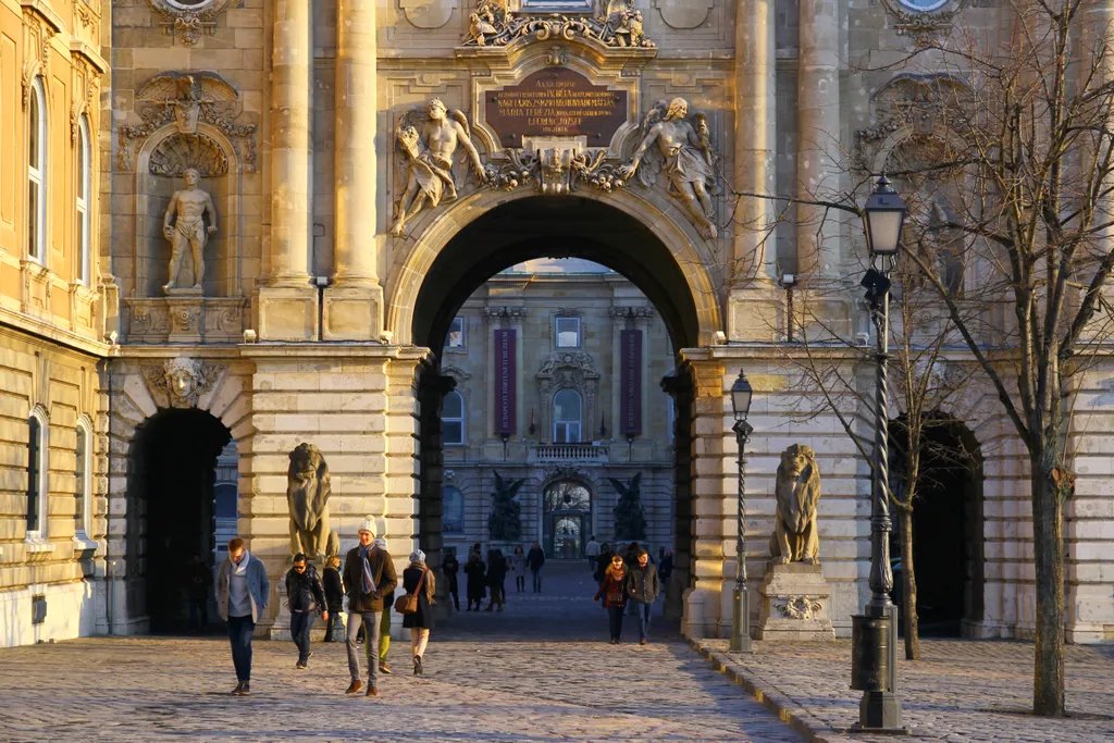 A budavári palota - melynek ma is látható épülettömbje Ybl Miklós és Hauszmann Alajos munkája - télen is kedvelt úti cél.