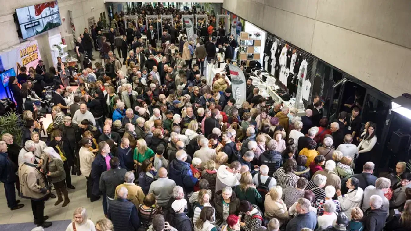 Hömpölyög a tömeg az első Háborúellenes gyűlésen - képek