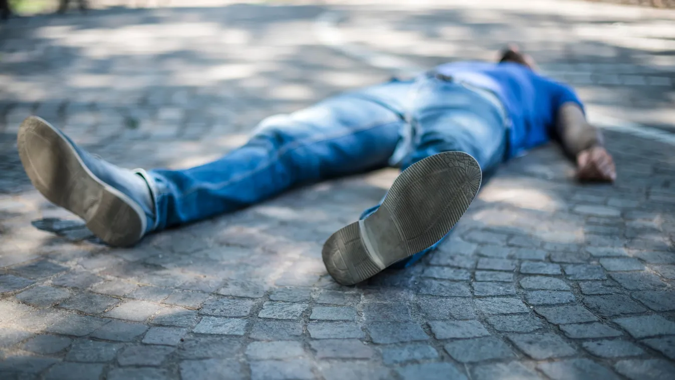 Elsősegélynyújtásra szoruló eszméletlen férfi az utcán