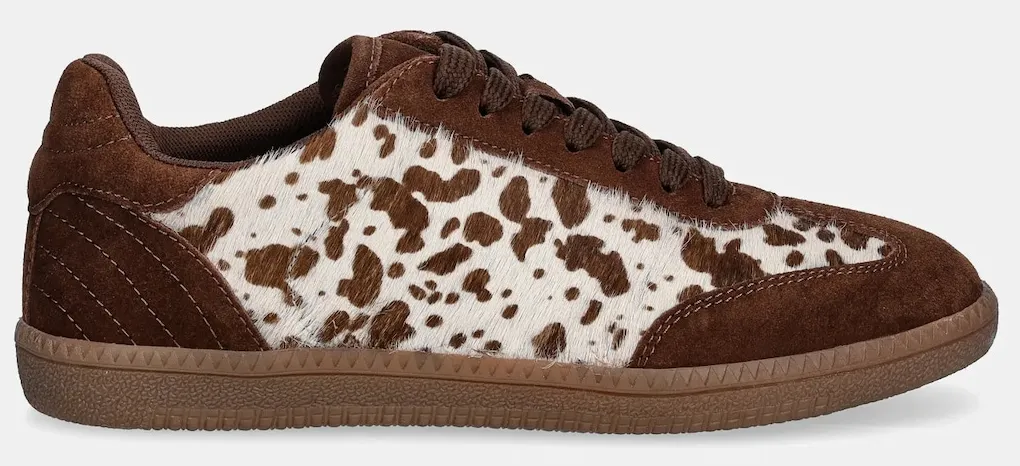 Alapdarab 50 felett: mintás sportcipő.