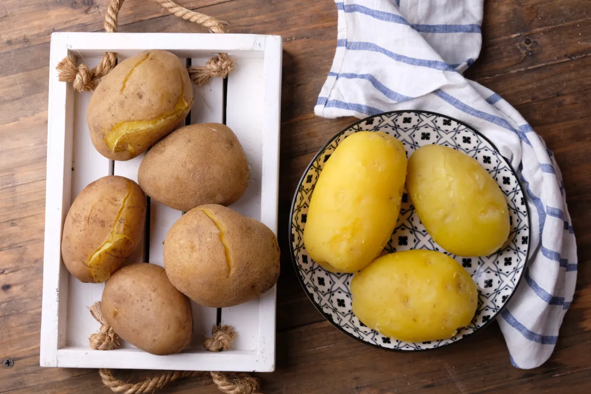 Fagyasztott krumpli kiolvasztva egy vágódeszkán.