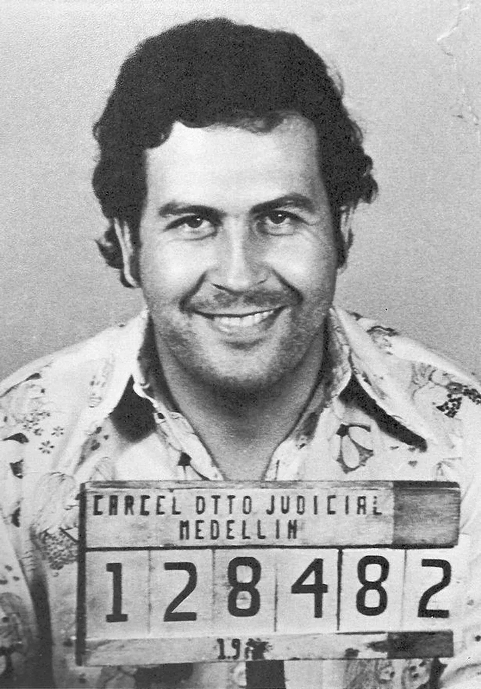 Pablo Escobar, a világ leghíresebb drogbárója az 1976-os medellíni letartóztatása után készült rendőrségi fotón.