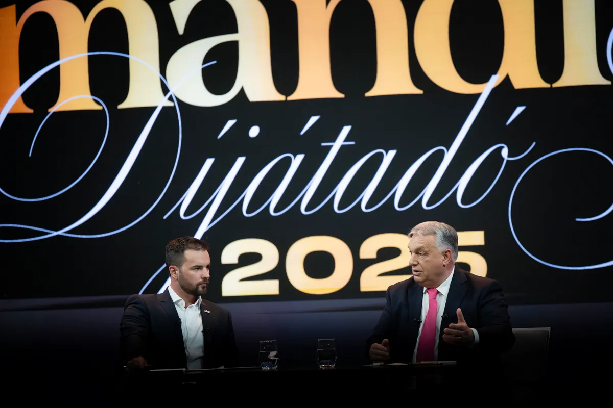 Orbán Viktor miniszterelnök (j) és Kapu Tibor kutatóűrhajós (b) a Mandiner Díjátadó Gálán a Várkert Bazárban 2025. november 26-án 