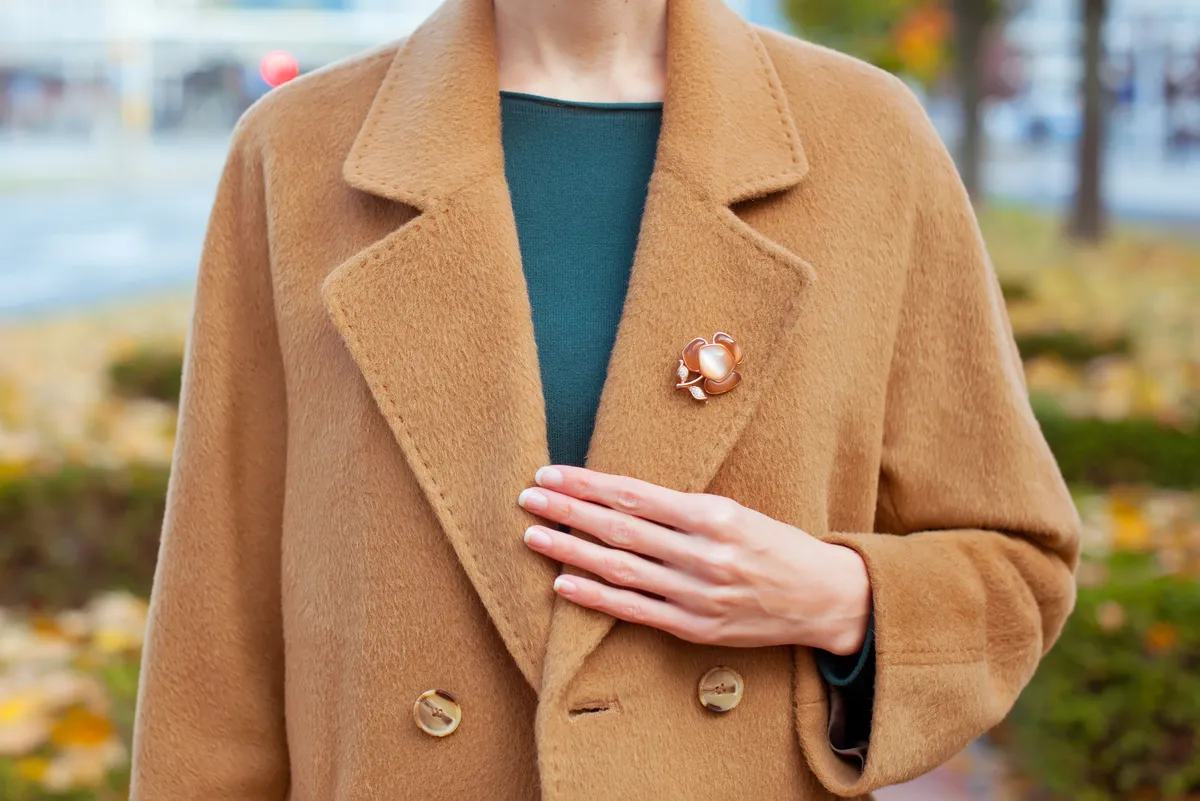 Bross viselése egy szövetkabáton.