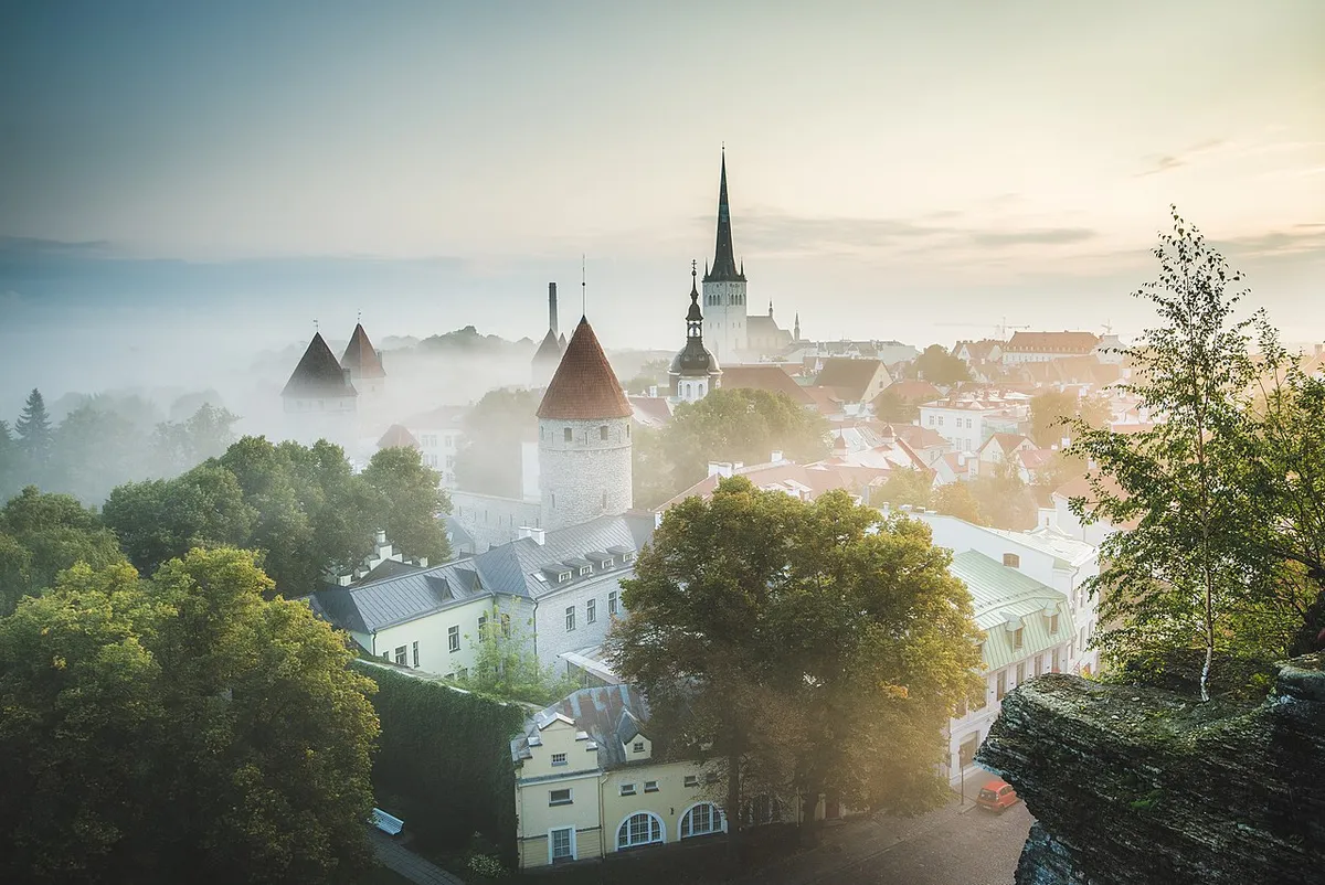 Tallinn őszi ködbe burkolóza