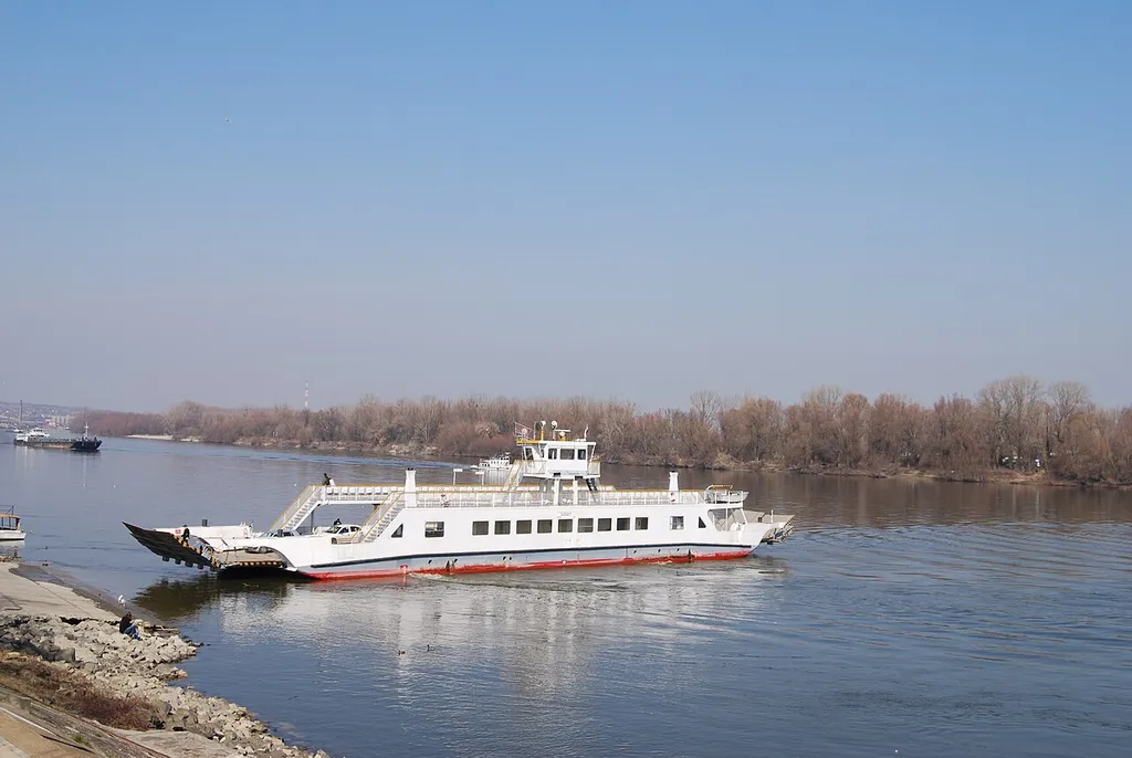 A SZIGET nevet viselő mohácsi komp, amely Mohács és Újmohács között közlekedik.