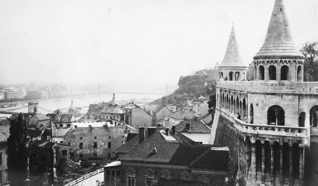 1926: kilátás a Halászbástyáról, amely 1895–1902 között készült el Schulek Frigyes tervei alapján, a régi budai várfalak helyén.