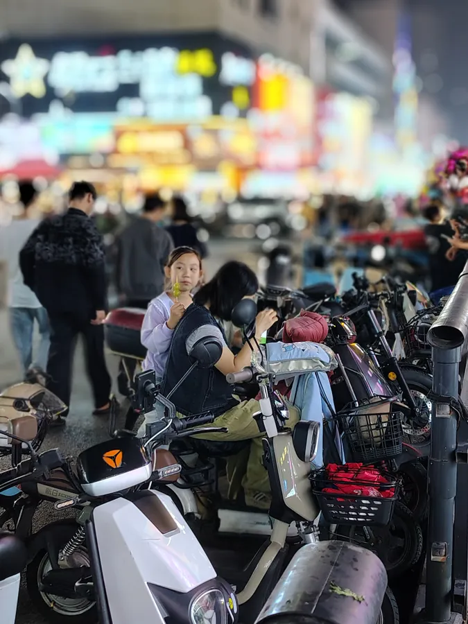 Kína legszebb helyeinek egyik: Csingtao esti hangulata motorosokkal.