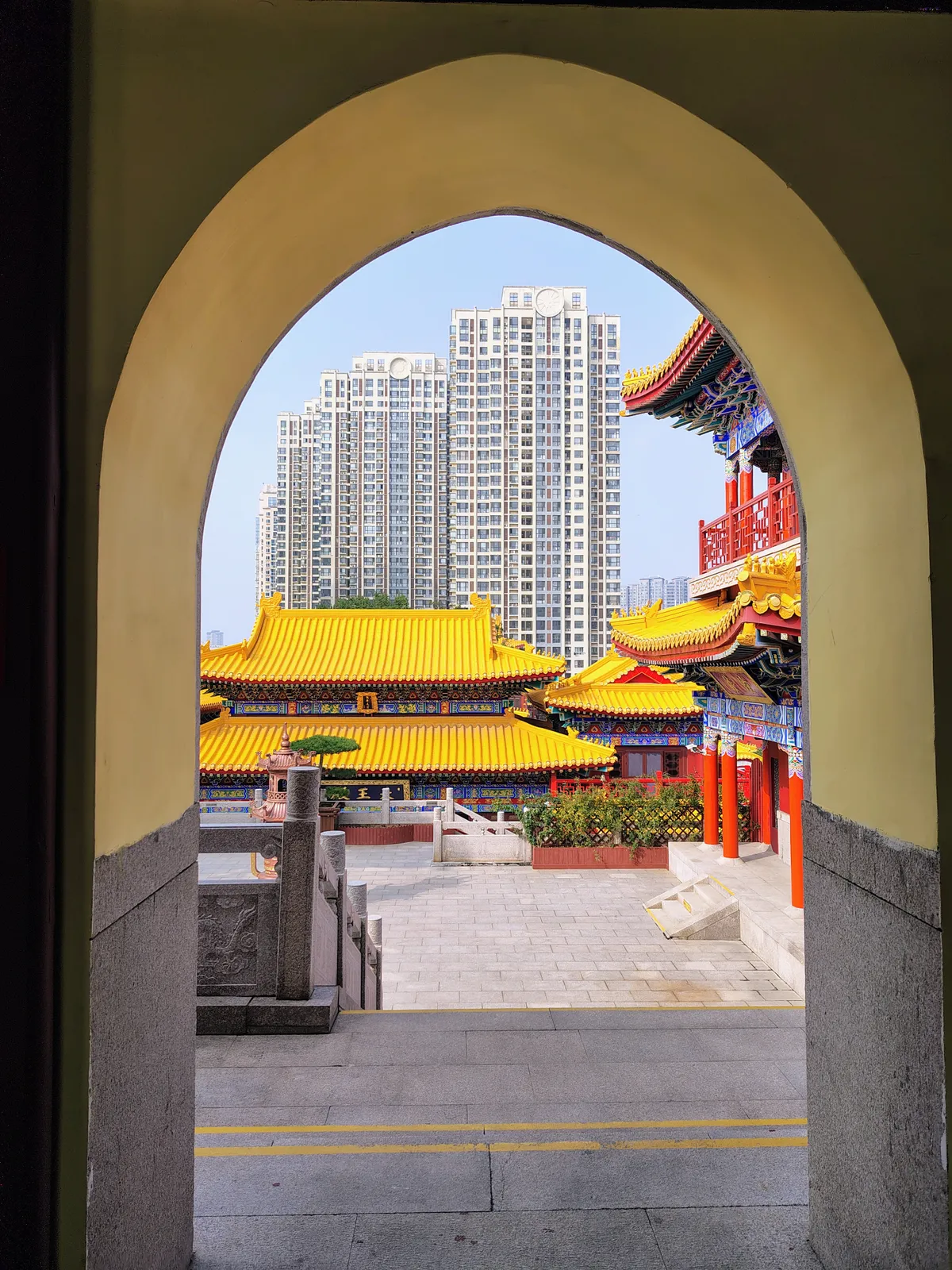 Kína legszebb helyeinek egyike: buddhista templomok és toronyházak.