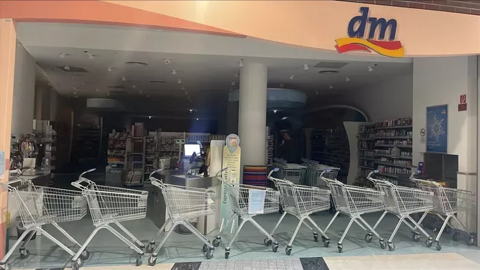 Leállt a Corvin Pláza, teljes sötétségbe borult