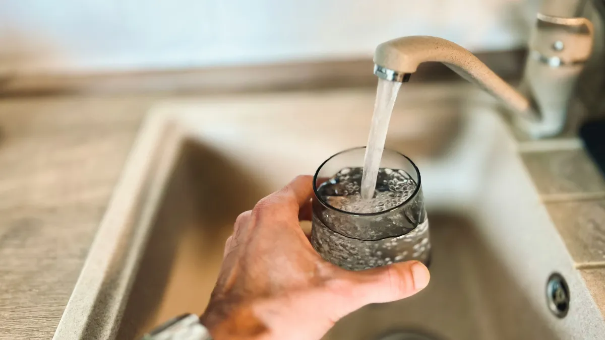 Tilos inni a csapokból, két várpalotai laktanya vízhálózata is fertőzött