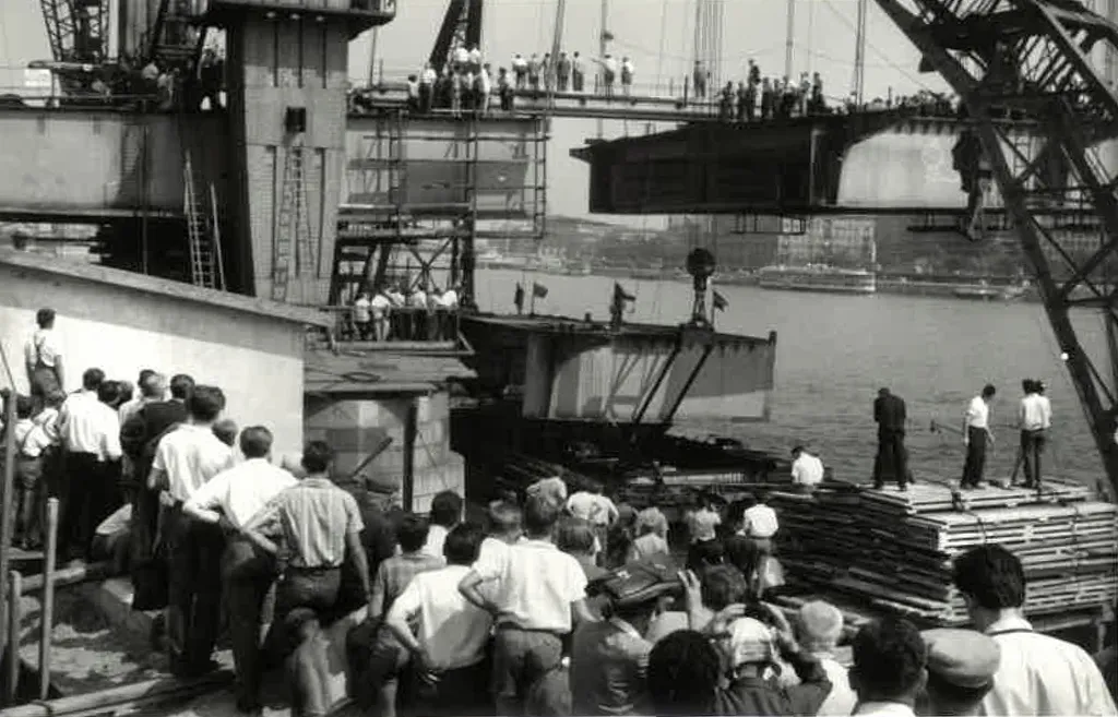 Az utolsó pályaelem beemelése az Ady Endre úszódaru segítségével