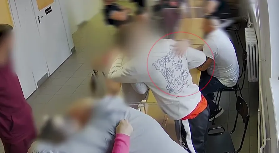 A rab nem csak a mobilt, de a töltőt is a végbelébe rejtette 